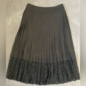 Black pleated skirt with lace